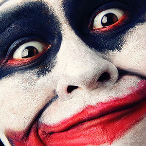 Mann mit Joker Bemalung im Gesicht